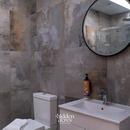 Hidden Acres- With Double & Single Bed,