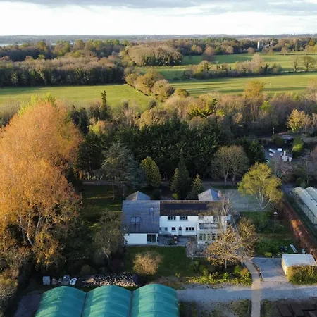 게스트하우스 Hidden Acres- With Double & Single Bed, 3*