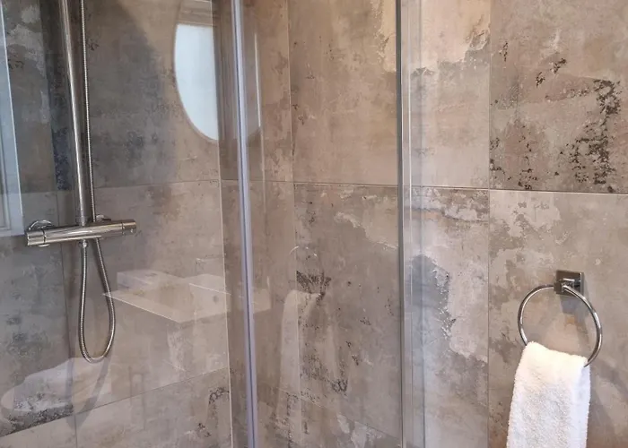 Гостевой дом Hidden Acres- With Double & Single Bed, 3*