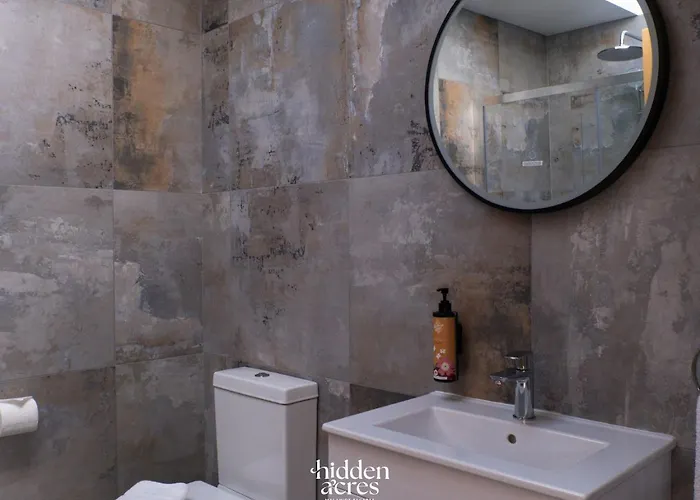 Hidden Acres- With Double & Single Bed,