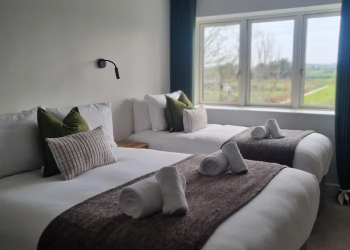 Guest house Hidden Acres- With Double & Single Bed,